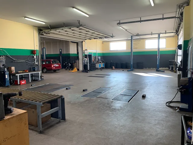 Werkstatthalle mit Arbeitsplätzen